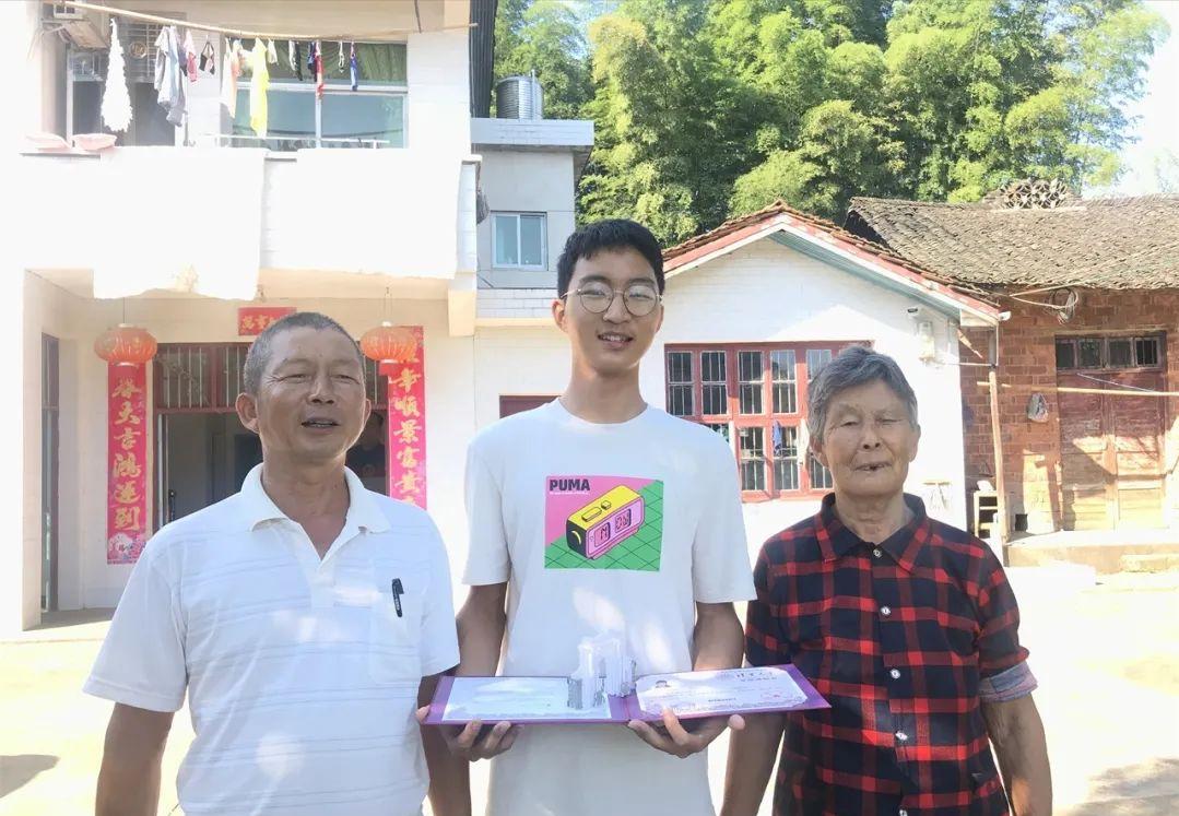 2020年湖南高考文科狀元何潤琪：寒門學(xué)子的成長之路