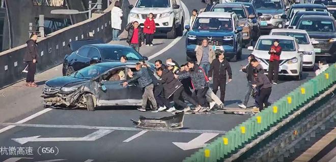 春運返程高峰G56杭徽高速突發(fā)事故，上演極速救援