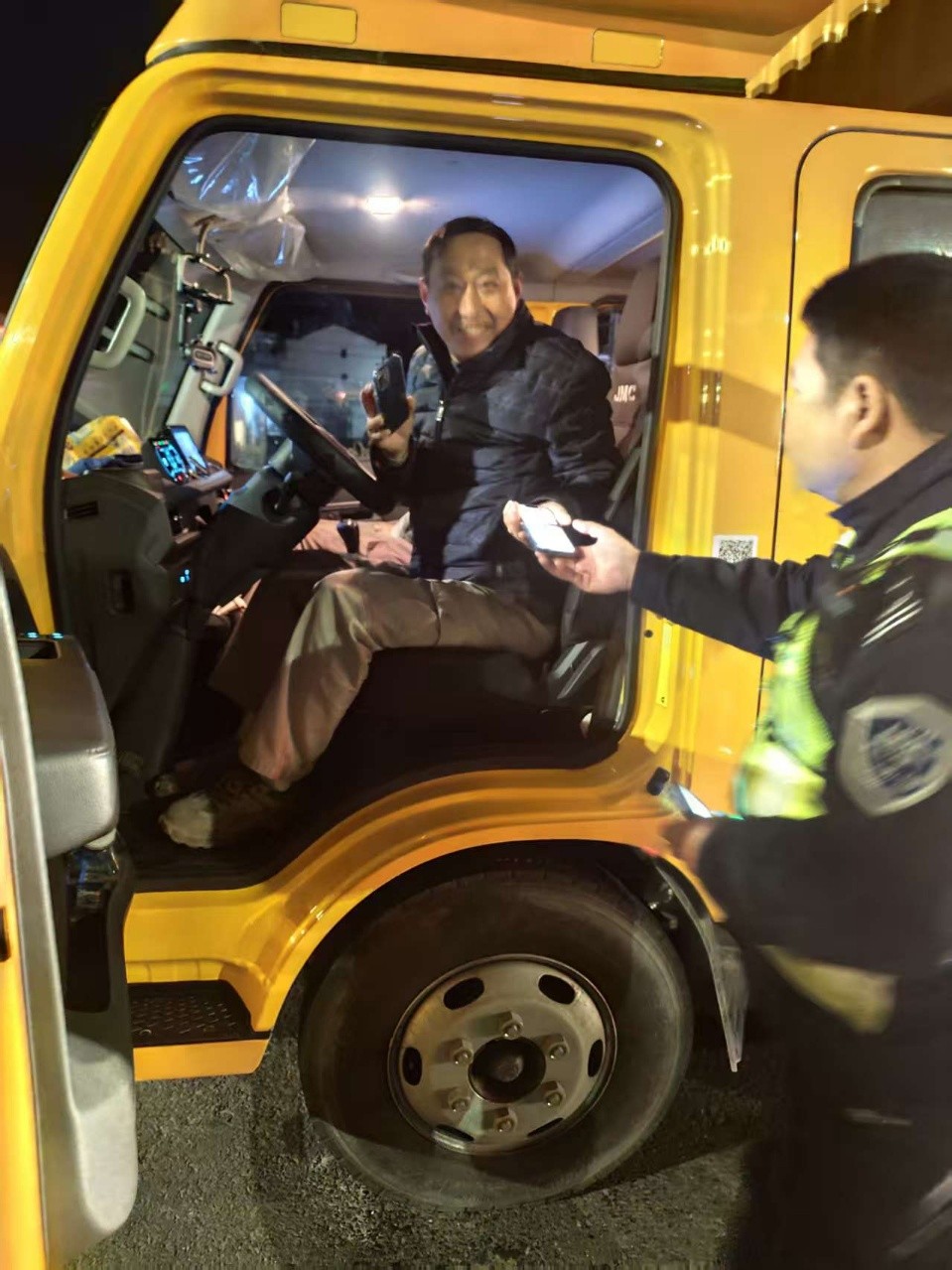 諸永高速暖心救援：貨車(chē)司機(jī)突發(fā)疾病手機(jī)掉落，高速人員緊急相助