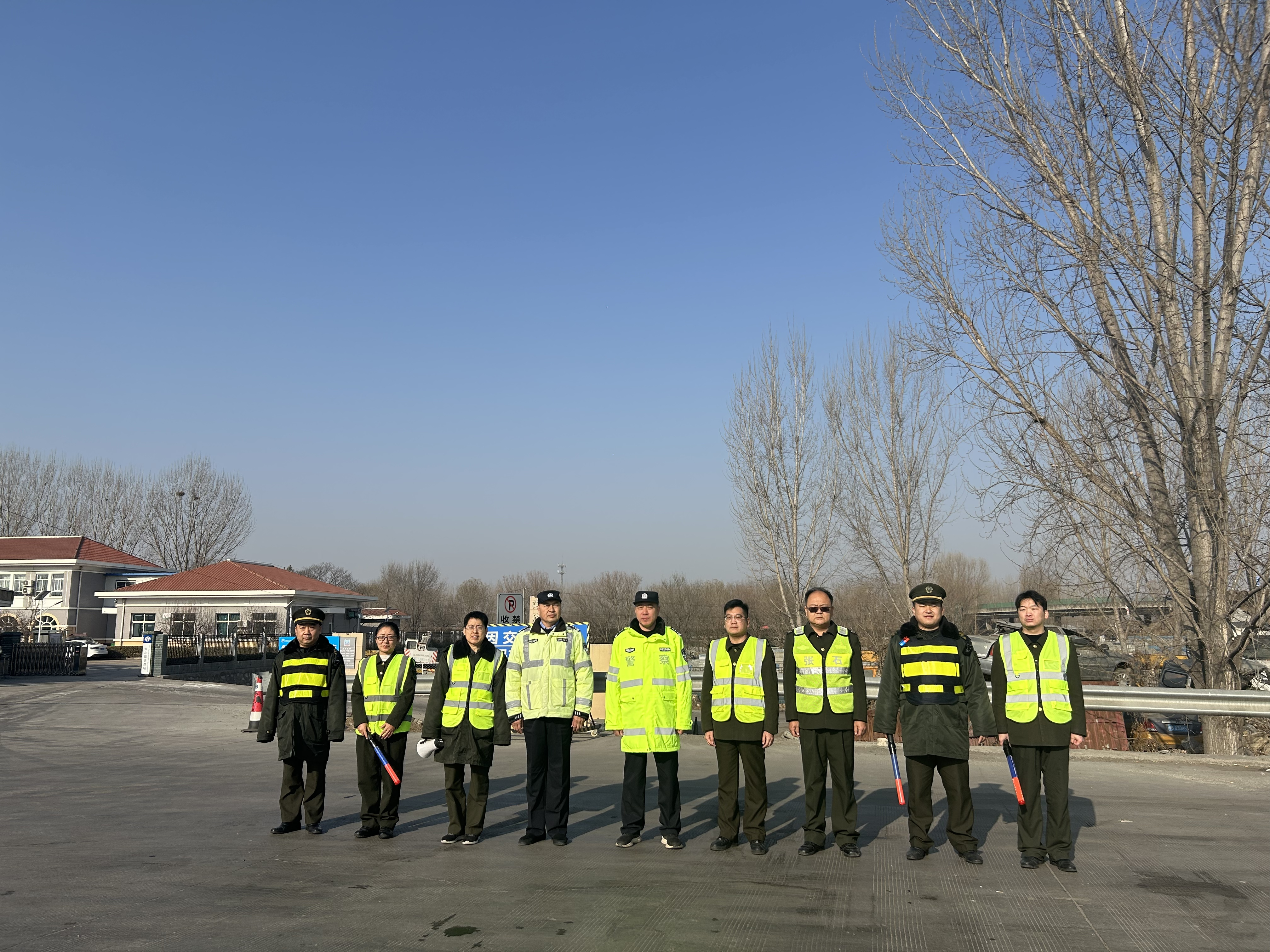 2月13日大北城收費(fèi)站聯(lián)合高速交警開展春運(yùn)保通演練