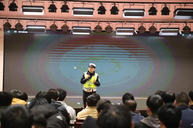 我院開(kāi)展交通安全講座及班會(huì)，強(qiáng)化師生違章安全教育