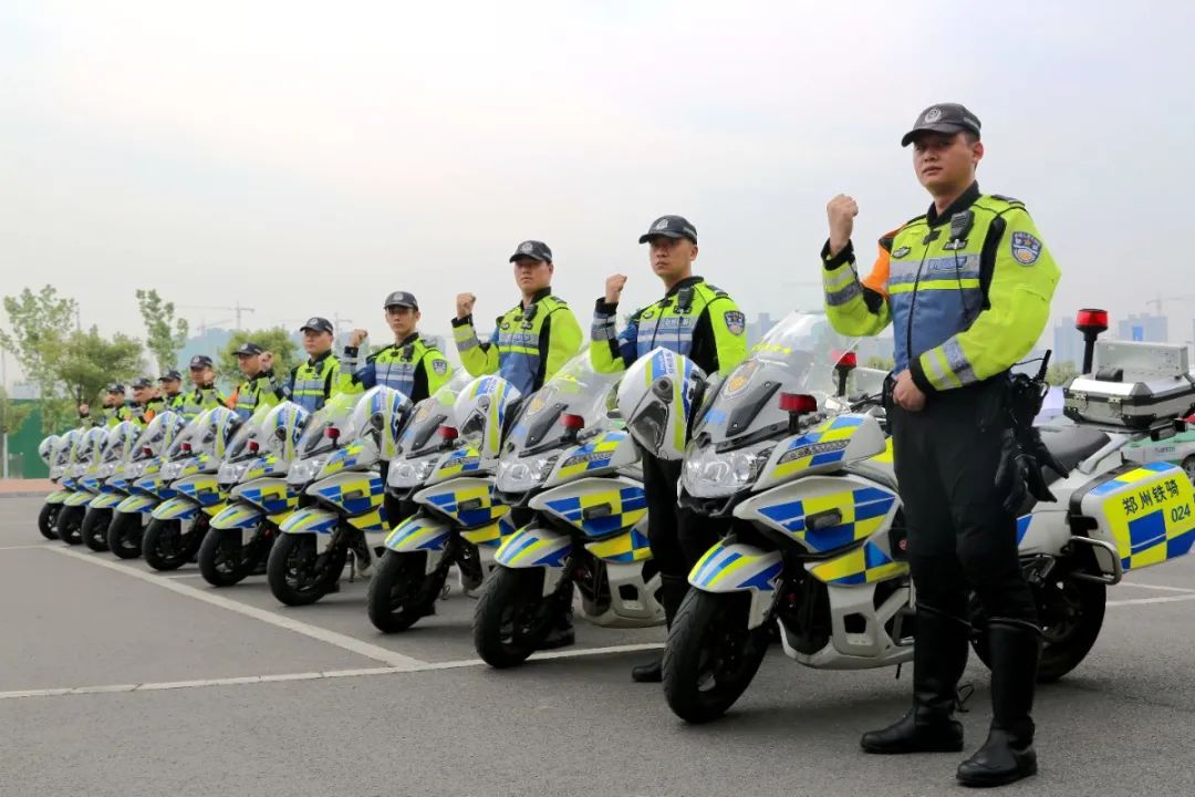 高考季恰逢周一工作日，鄭州交警全力保障高考交通順暢