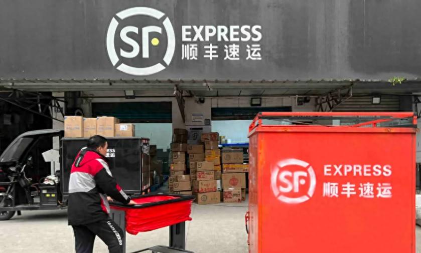 春節(jié)快遞不停運，武漢順豐網(wǎng)點業(yè)務(wù)忙，市民寄取件絡(luò)繹不絕
