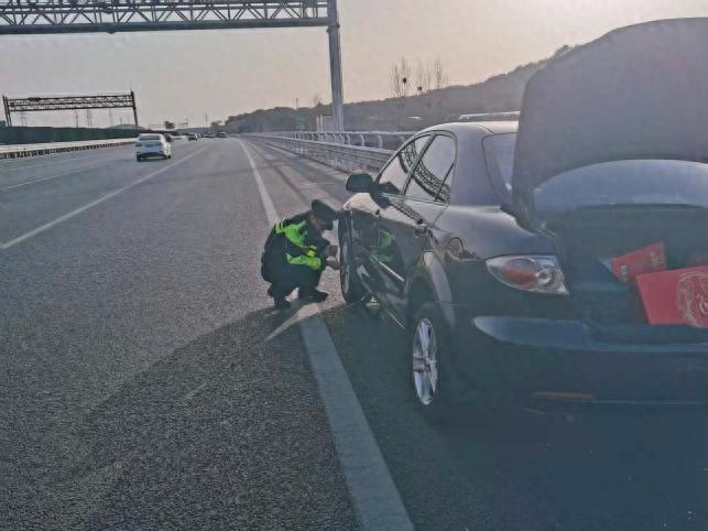 大年初六高速爆胎，路政員寒風(fēng)中10余分鐘暖心高效救援