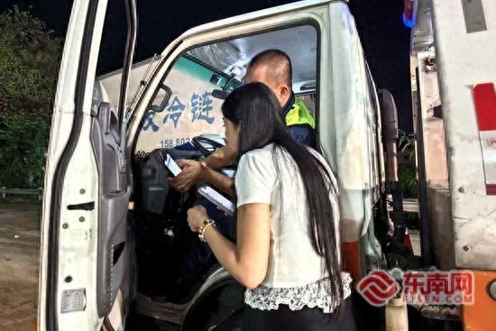 高速故障，聾啞車主遇難題，救援人員手機(jī)傳處理步驟