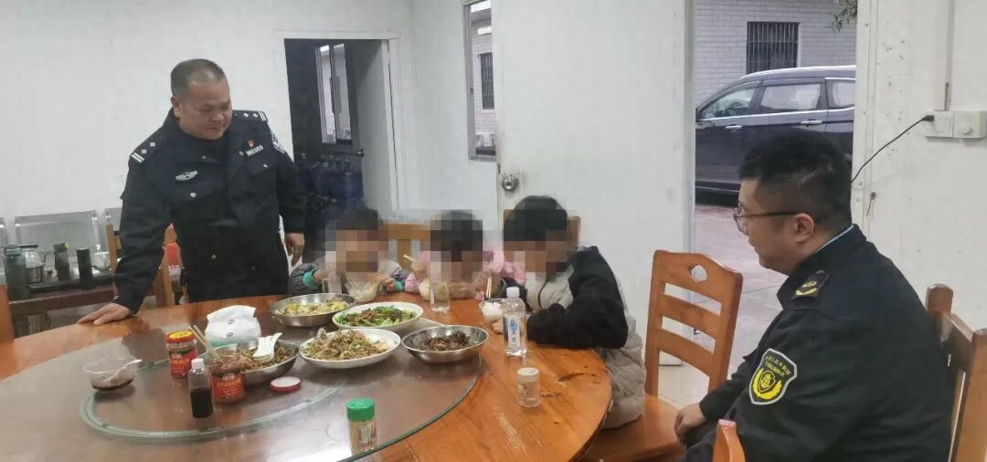 荔玉高速突發(fā)救援！駕駛員患病，民警緊急送醫(yī)安撫孩子