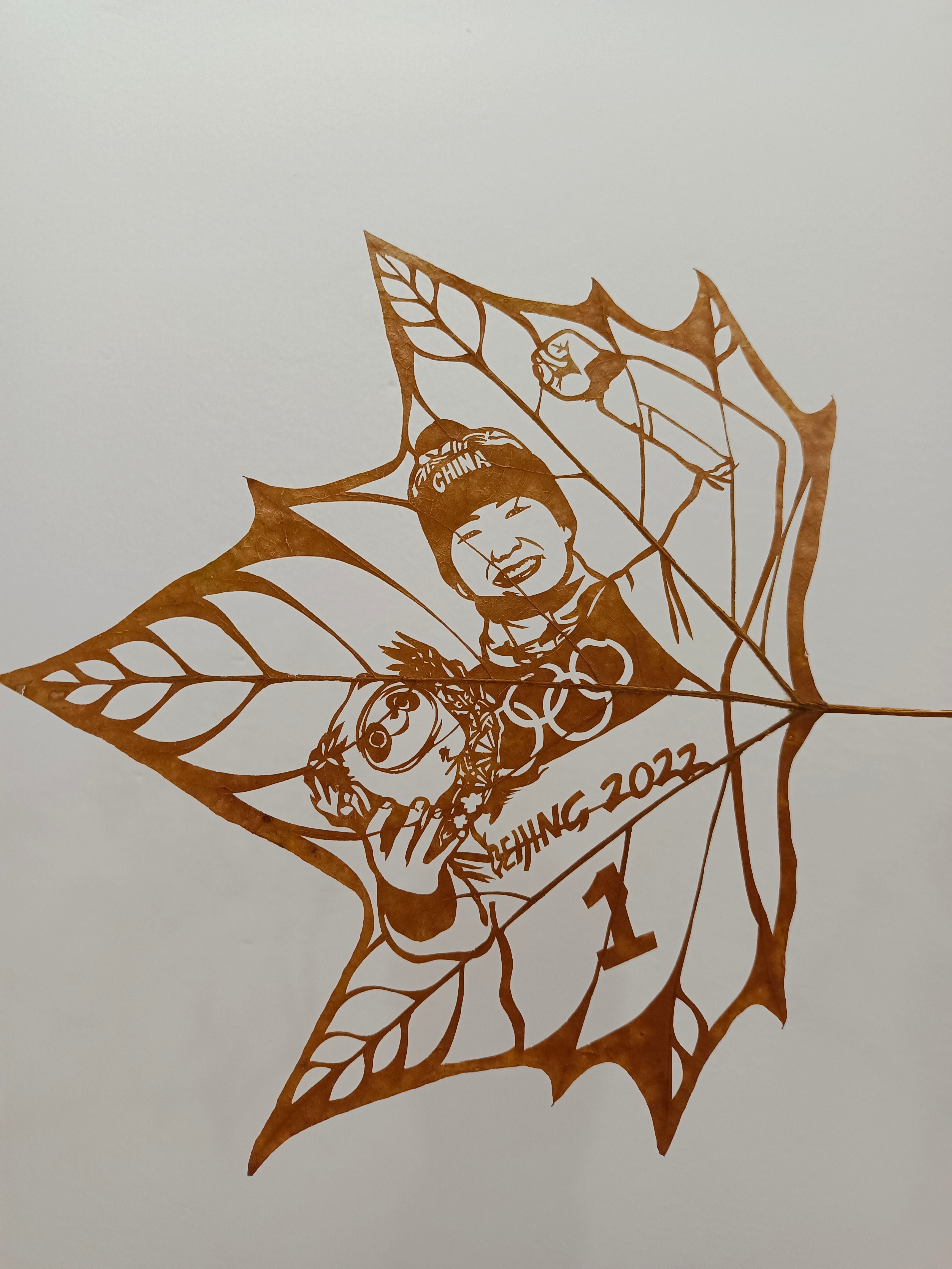 90 后小伙用葉雕記錄冬奧會中國隊奪金精彩瞬間