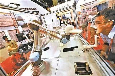 疫情防控中，高科技智能產(chǎn)品在服貿(mào)會公共衛(wèi)生防疫展區(qū)大放異彩