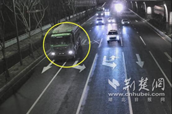 襄陽兩輛大貨車違規(guī)行駛多項(xiàng)違法，駕駛員被記16分駕照扣留