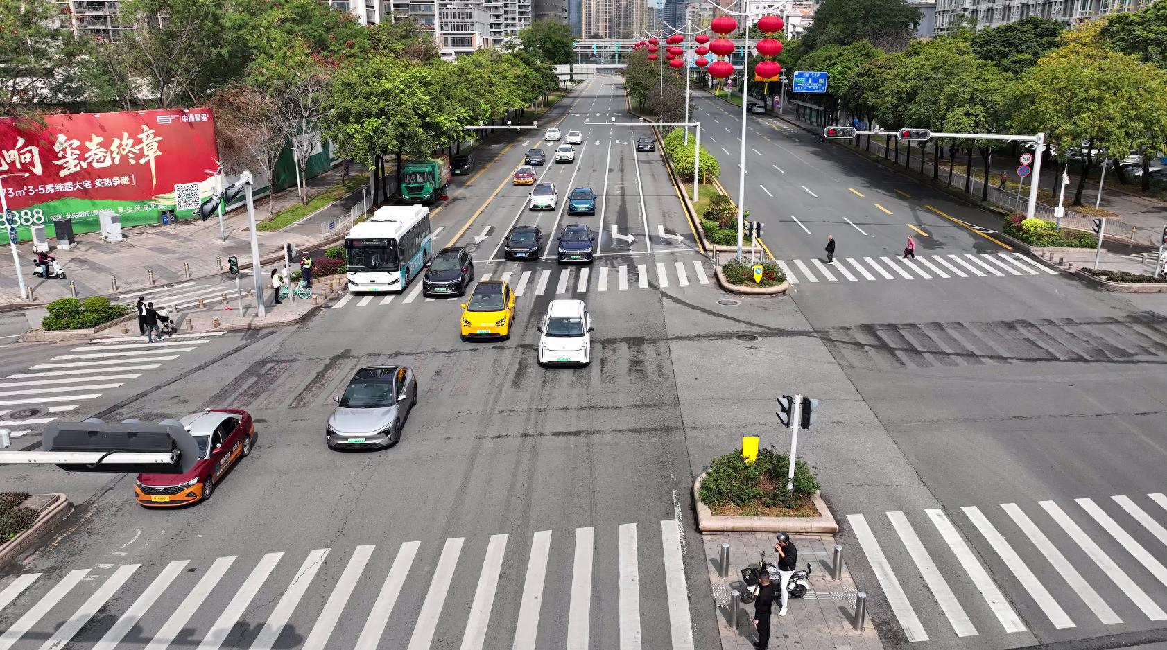深圳龍華交警試點(diǎn)交通管控，提升龍華大道通行效率與安全