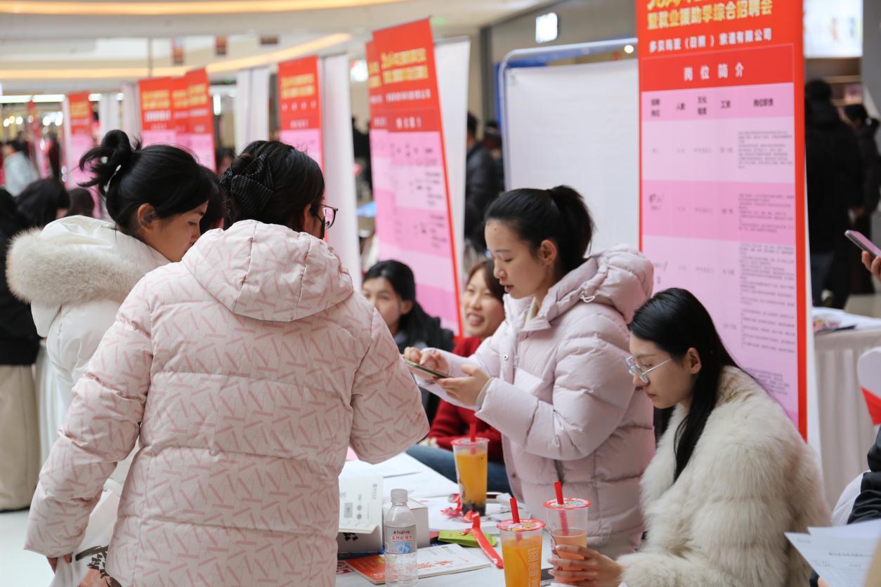 日照招聘會引關(guān)注！大四學(xué)生獲心儀崗明確深造方向