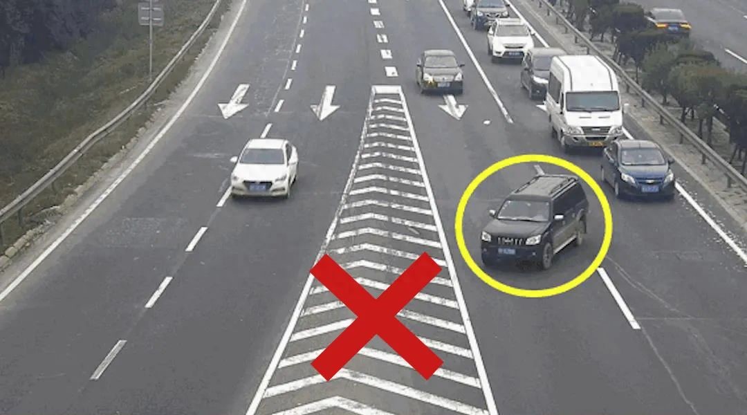 春節(jié)返程高峰江蘇高速車流量大增，多個收費站臨時關(guān)閉