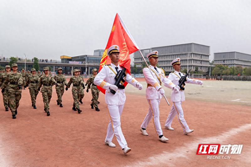 湖南汽車工程職業(yè)大學(xué)2025級(jí)新生軍訓(xùn)會(huì)操總結(jié)表彰大會(huì)舉行