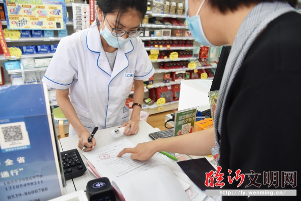 區(qū)市場(chǎng)監(jiān)督管理局檢查組開(kāi)展疫情防控檢查，多家藥店被責(zé)令整頓