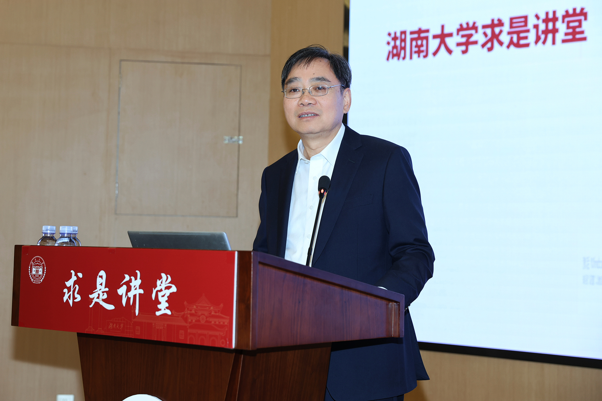 中國中車馮江華講述高速列車從起步到超越的發(fā)展歷程