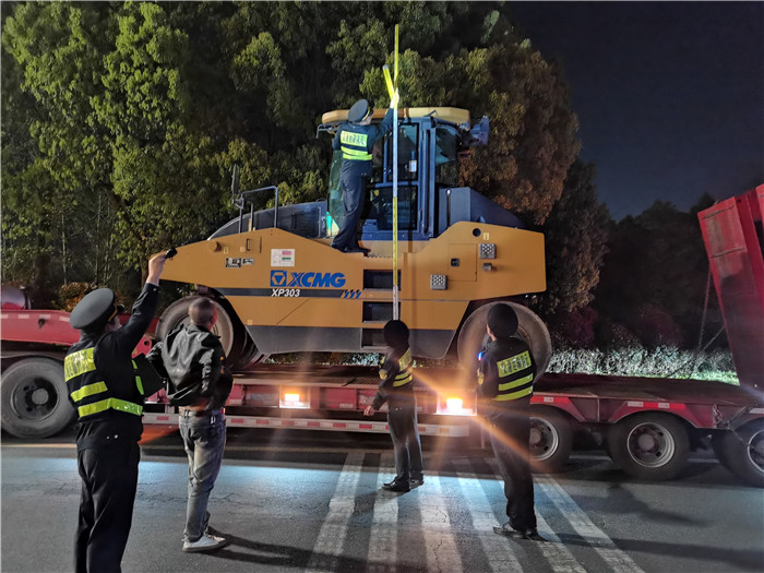 高速路政多舉措護(hù)航交通安全，聯(lián)合高速交警保障施工路段通行