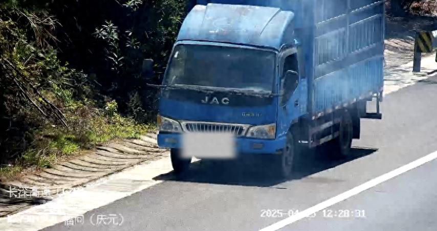 長深高速貨車起火，眾人援手滅火，高速救援貼心服務(wù)