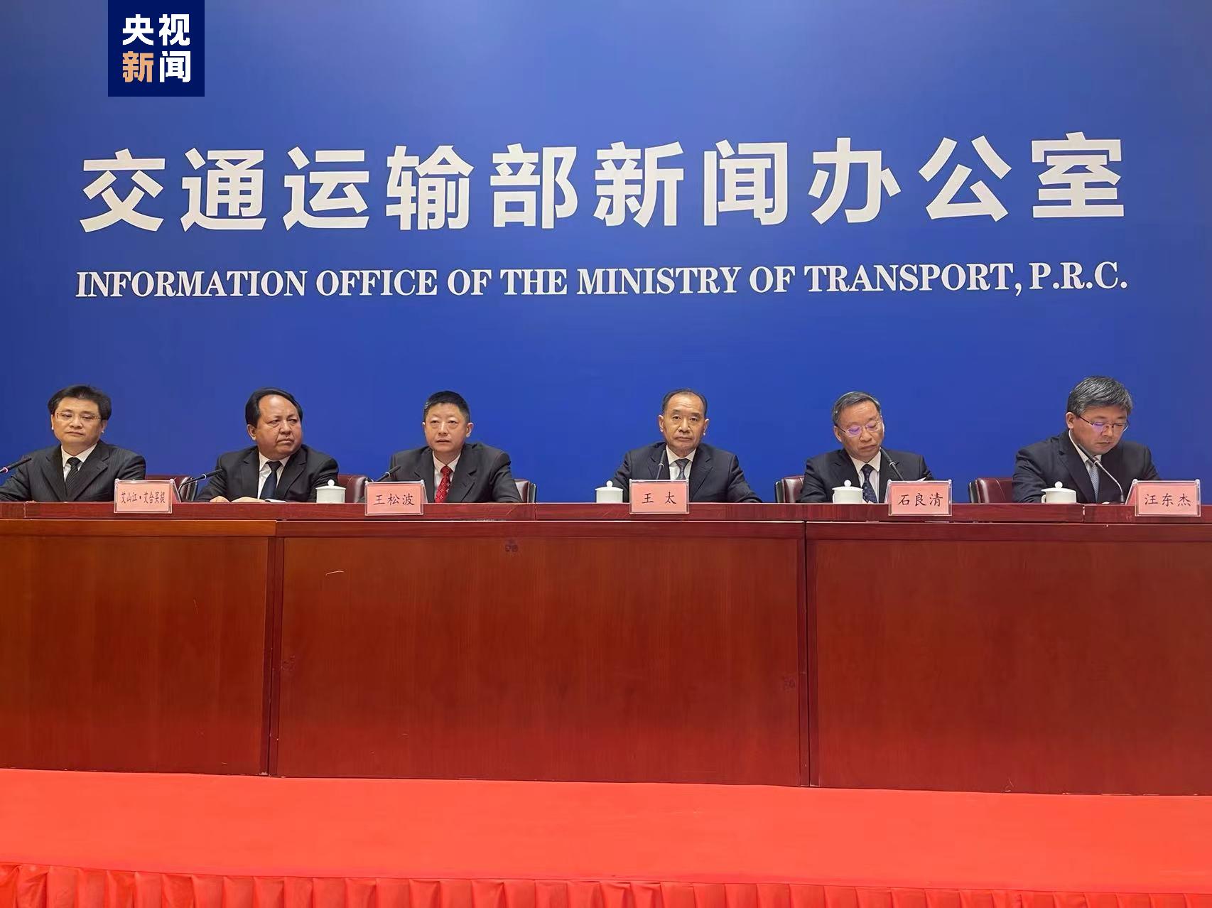 十八大以來(lái)我國(guó)公路發(fā)展成果顯著，高速公路網(wǎng)絡(luò)覆蓋廣泛