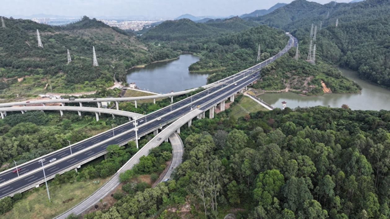 廣東東莞虎崗高速惠常段罩面工程完工，全方位煥新道路