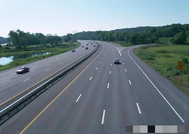 跑高速安全第一！新手司機必知的8個高速駕駛技巧