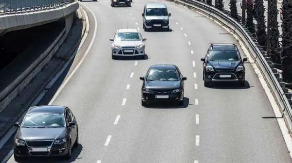 高速出行安全第一！新手及老司機必備的駕駛技巧