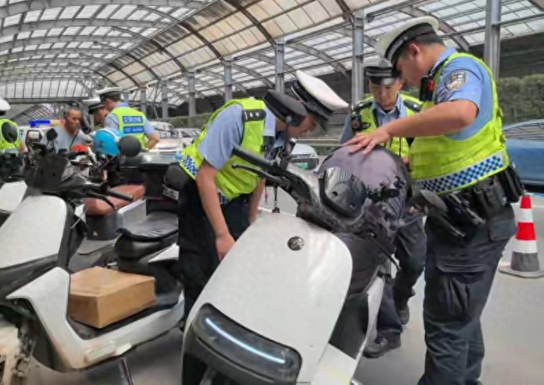 2026 年車輛出行新規(guī)，超標(biāo)車、電動(dòng)車、改裝車受限及過渡期情況