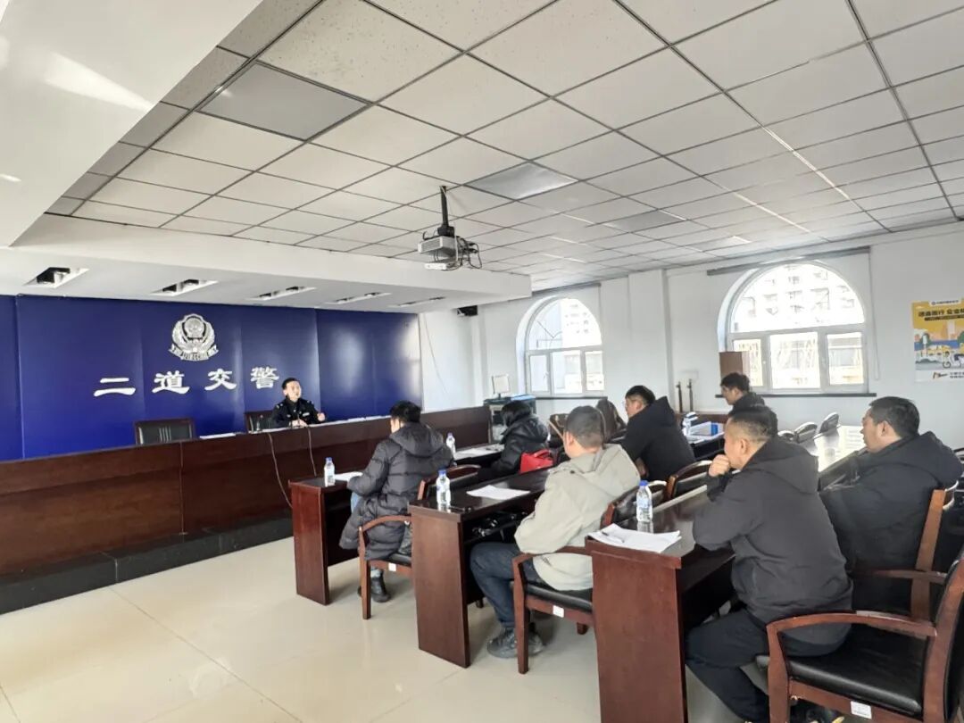 長春交警深入客貨運企業(yè)，開展車輛安檢與違章安全教育活動