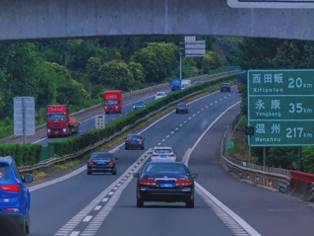 常跑高速車速90到100碼，省油又保命，老司機都愛這個速度
