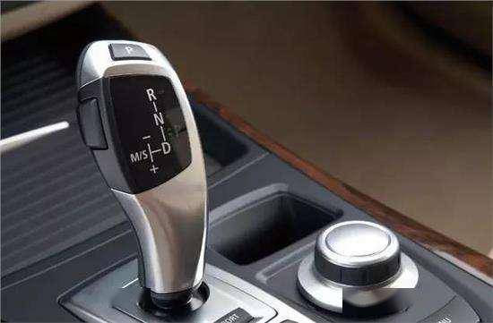 高速行駛誤掛倒擋會怎樣？能掛上嗎？影像有反應嗎？車會倒著開嗎？