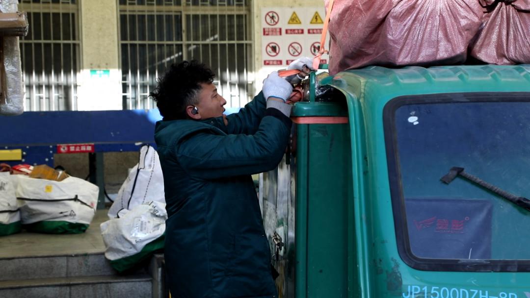 拉薩春節(jié)藏歷新年臨近 寄遞高峰不停運(yùn)保障團(tuán)圓