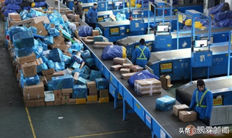 春節(jié)臨近，烏魯木齊多家快遞網(wǎng)點(diǎn)正常營(yíng)業(yè)，年貨配送忙不停