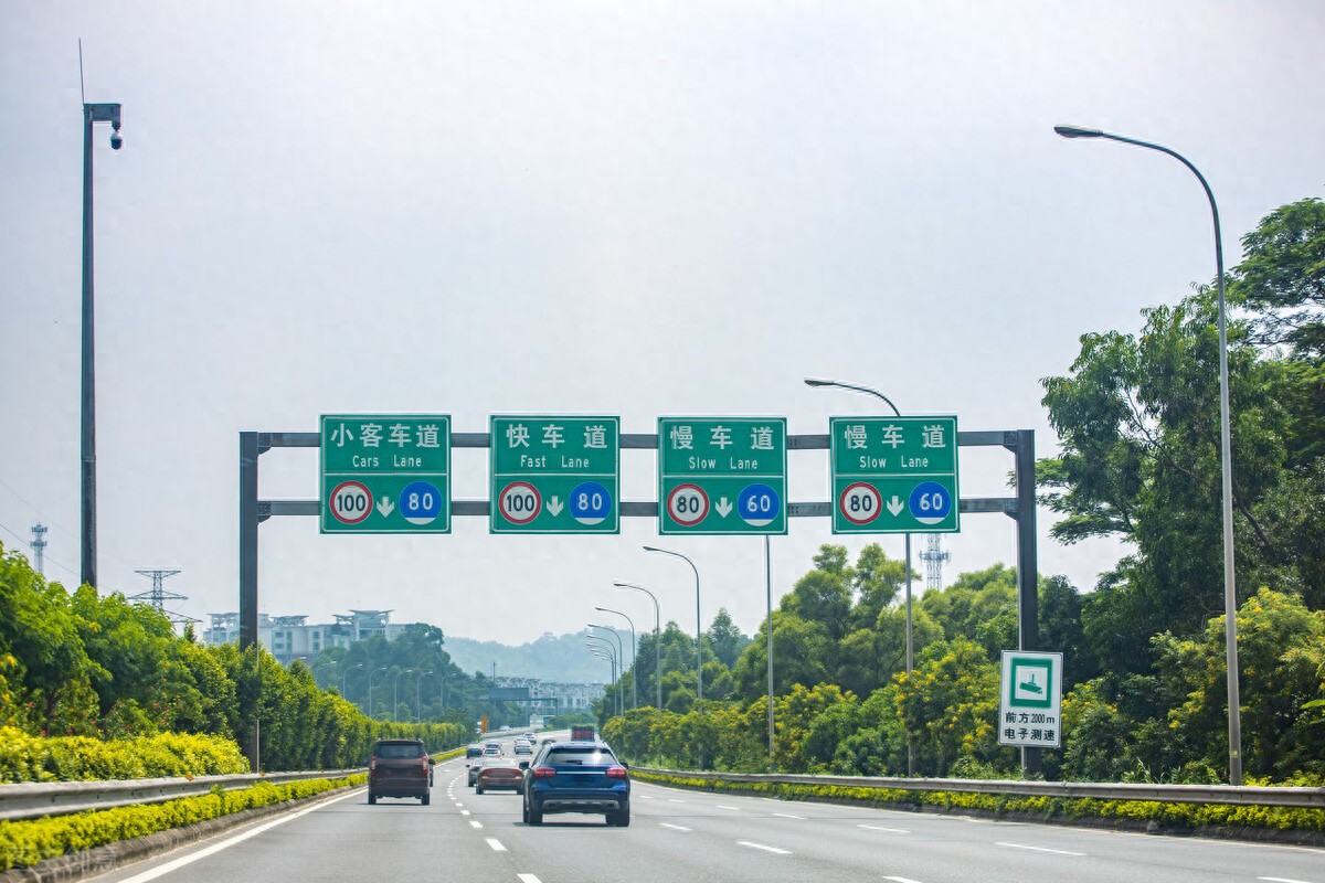 高速路指示牌迎眾多新變化，取消拼音增大漢字啦