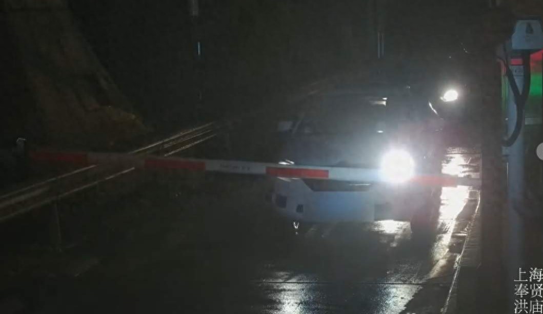 高速服務區(qū)算高速內設施，蹭免費行不通還擁堵