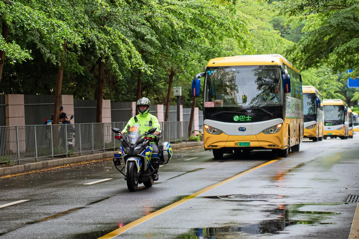 高考最后一天深圳暴雨，交警全力保障考生交通順暢及后續(xù)安全