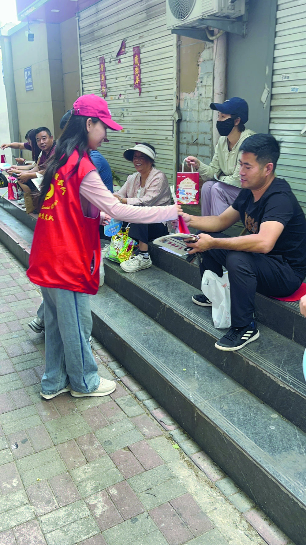 石家莊高考考場外：志愿者織暖心服務(wù)網(wǎng)，助力考生家長