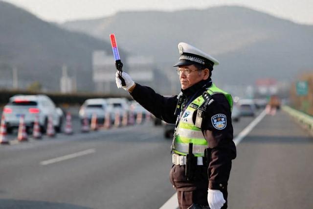 高速交警春運(yùn)堅(jiān)守筑牢防線，守護(hù)返鄉(xiāng)人歸途平安