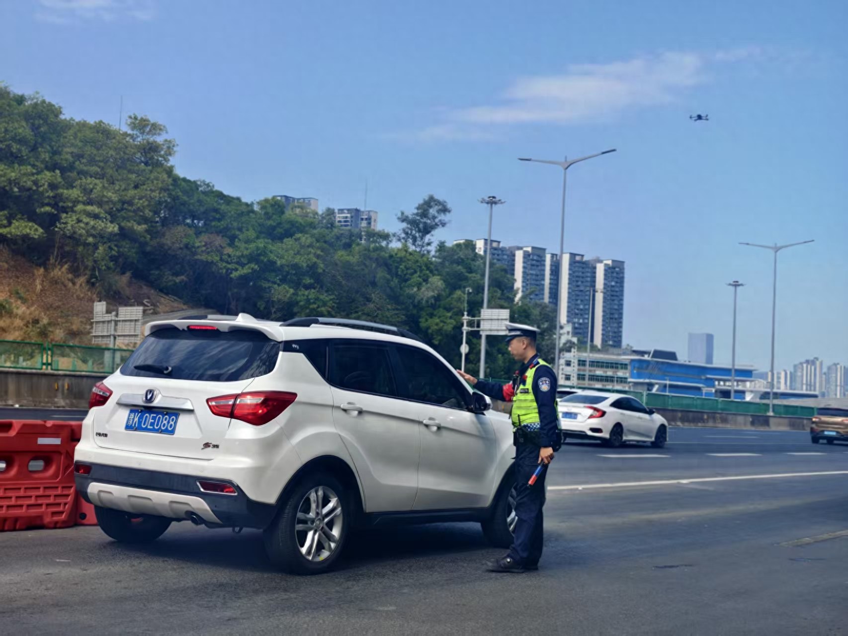春節(jié)臨近深圳交警強(qiáng)化高速治理，筑牢安全防線護(hù)航團(tuán)圓路