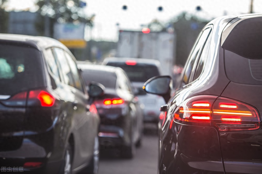 城市交通擁堵咋緩解？停車場(chǎng)少是主因，新能源限行咋定？