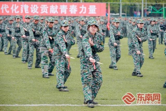 武警福建總隊(duì)某支隊(duì)為福建理工大學(xué)新生開展軍訓(xùn)教學(xué)