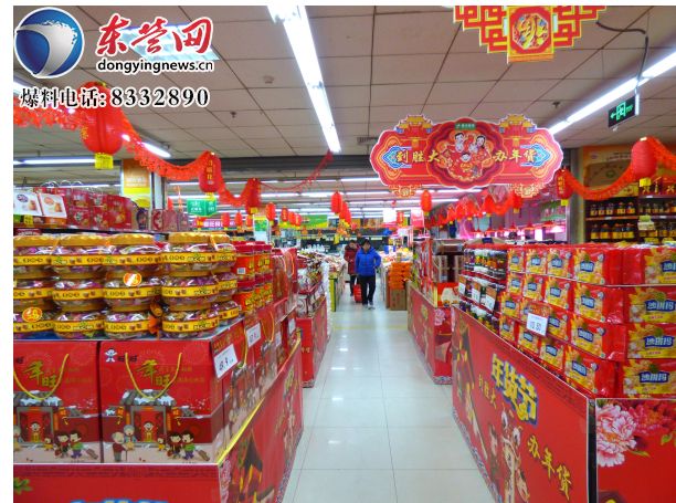 臨近春節(jié)忙備年貨，考慮快遞停運，有人超市采購有人網購