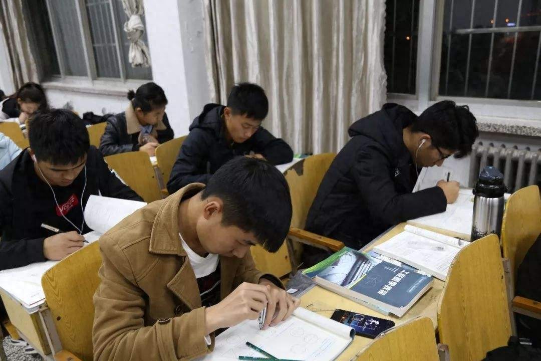 大學(xué)不想辛苦兼職？這幾個拿獎學(xué)金的辦法你得知道