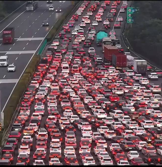 高速節(jié)假日免費(fèi)致?lián)矶?，出行苦不堪言，現(xiàn)行模式亟待改革