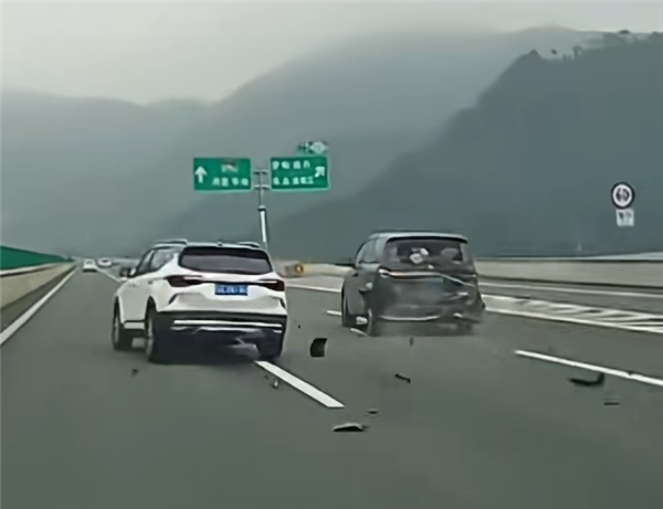 高速上因前車突然變道致后車追尾，事故如何定責(zé)引熱議