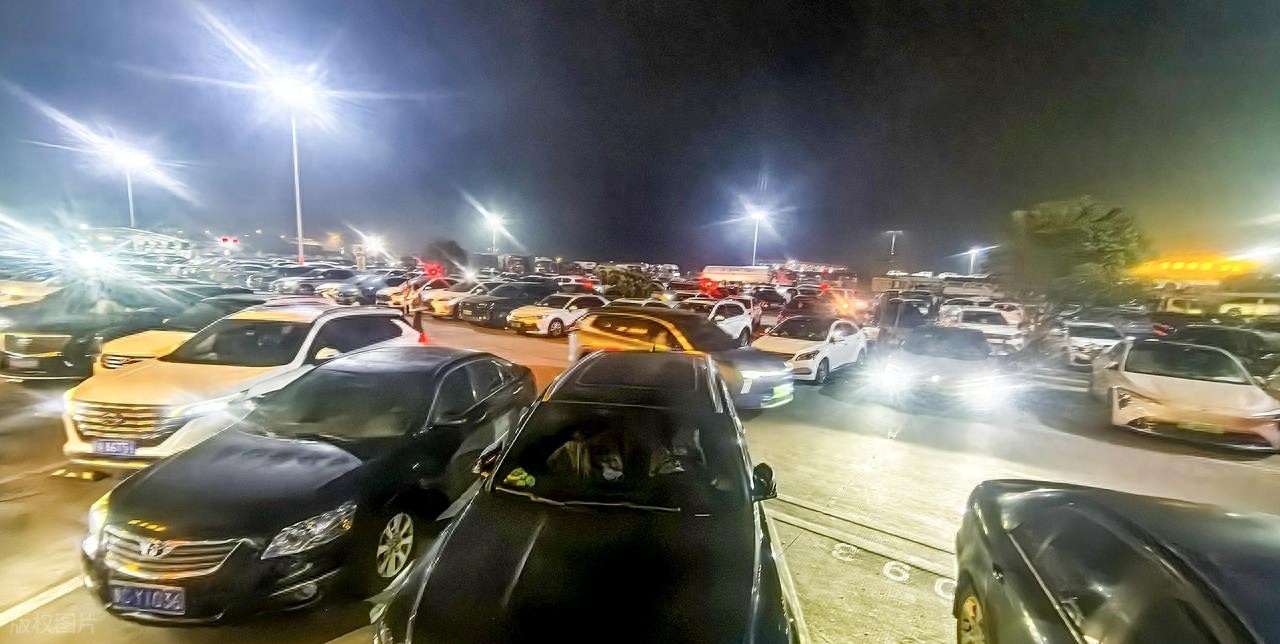 春運(yùn)返程高峰，安徽全椒吳莊收費(fèi)站憑智慧高效疏車流