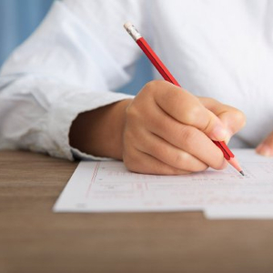 高二學(xué)生能參加高考嗎？首個(gè)走出高考考場(chǎng)引發(fā)熱議