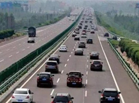 新手跑高速必備！老司機(jī)總結(jié)的4個(gè)高速駕駛實(shí)用技巧